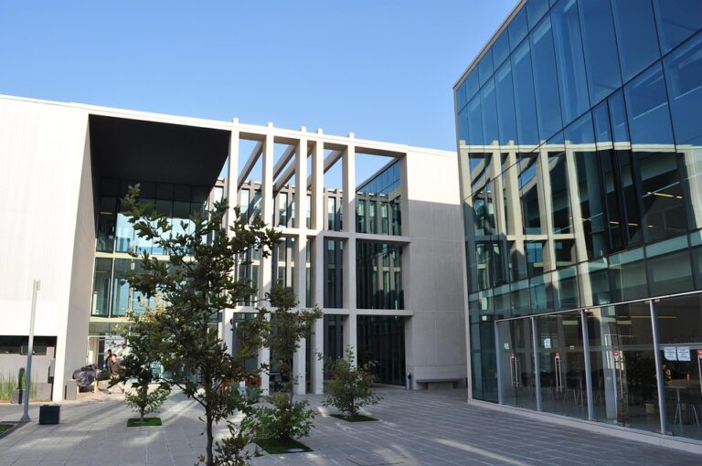 Prestasi IPB sebagai pusat pendidikan pertanian terkemuka di Indonesia juga tercermin dari berbagai penghargaan yang berhasil diraih oleh mahasiswa dan alumni universitas ini. Beberapa mahasiswa IPB telah berhasil meraih prestasi di berbagai kompetisi nasional maupun internasional, serta banyak alumni IPB yang sukses dalam karier mereka di berbagai bidang.