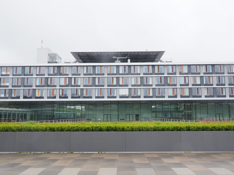 Salah satu keunggulan UT adalah sistem pembelajaran yang dapat diakses secara online, sehingga mahasiswa dapat belajar kapan pun dan di mana pun mereka berada. Dengan bantuan tutor dan materi belajar yang disediakan, mahasiswa di UT dapat mengikuti perkuliahan dengan lebih mudah dan efisien.